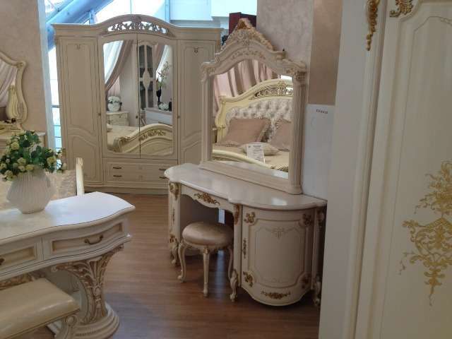 Фото столика дамского в спальный комплект