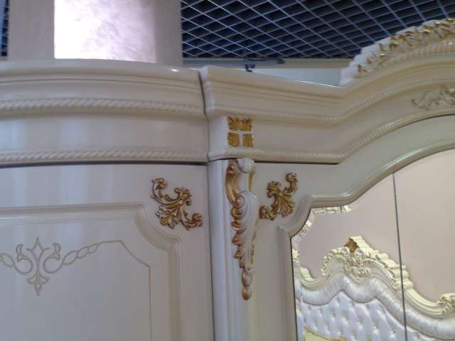 декор шкафа с позолотой