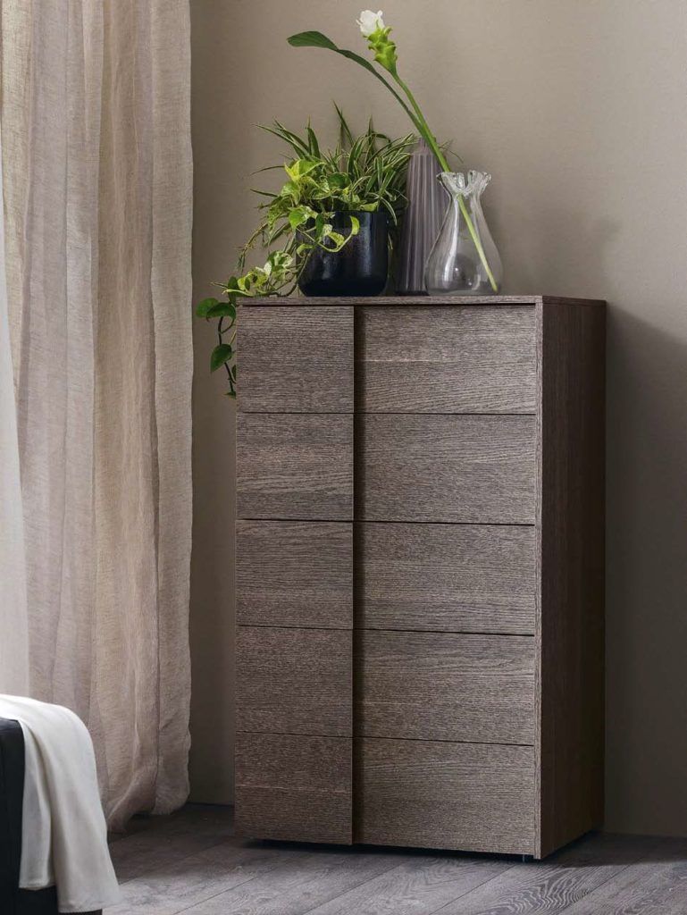 Высокий комод из массива дерева