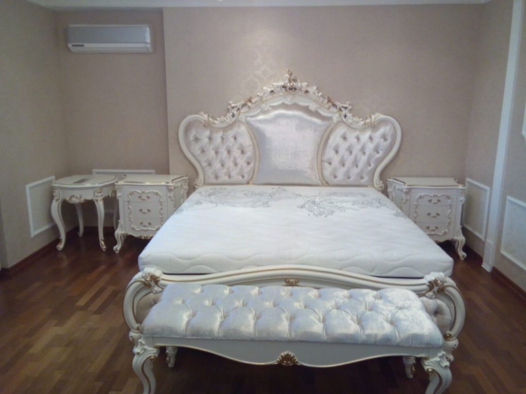 Кровать Людовик с банкеткой и двумя тумбами