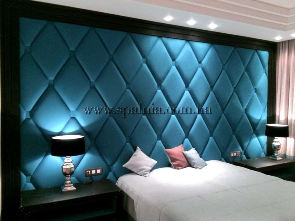 Фото голубых тканевых панелей у кровати в спальне