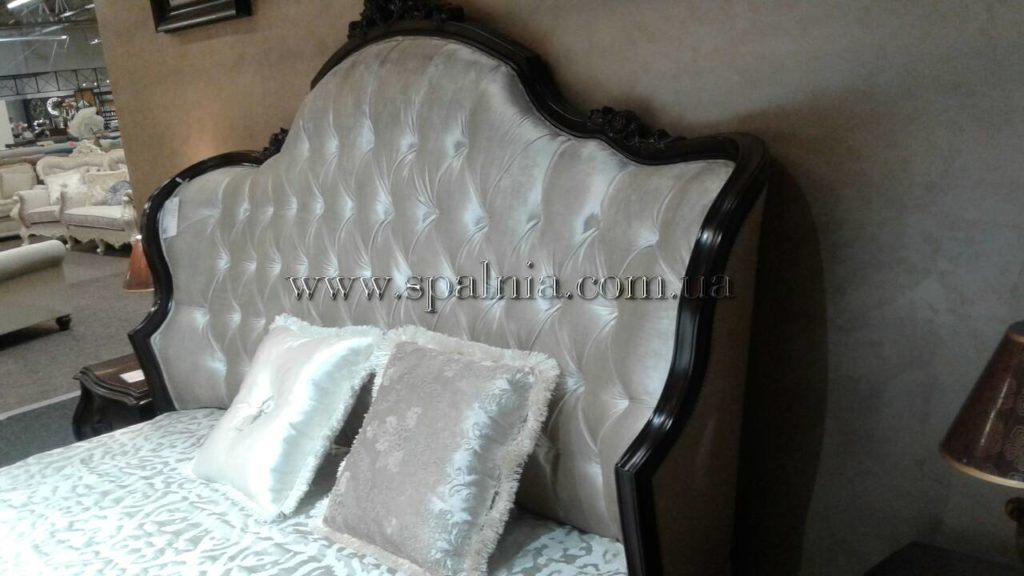 изголовье кровати обито мягкой светлой тканью