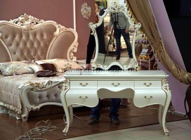 Стол туалетный с зеркалом белого цвета с золотом