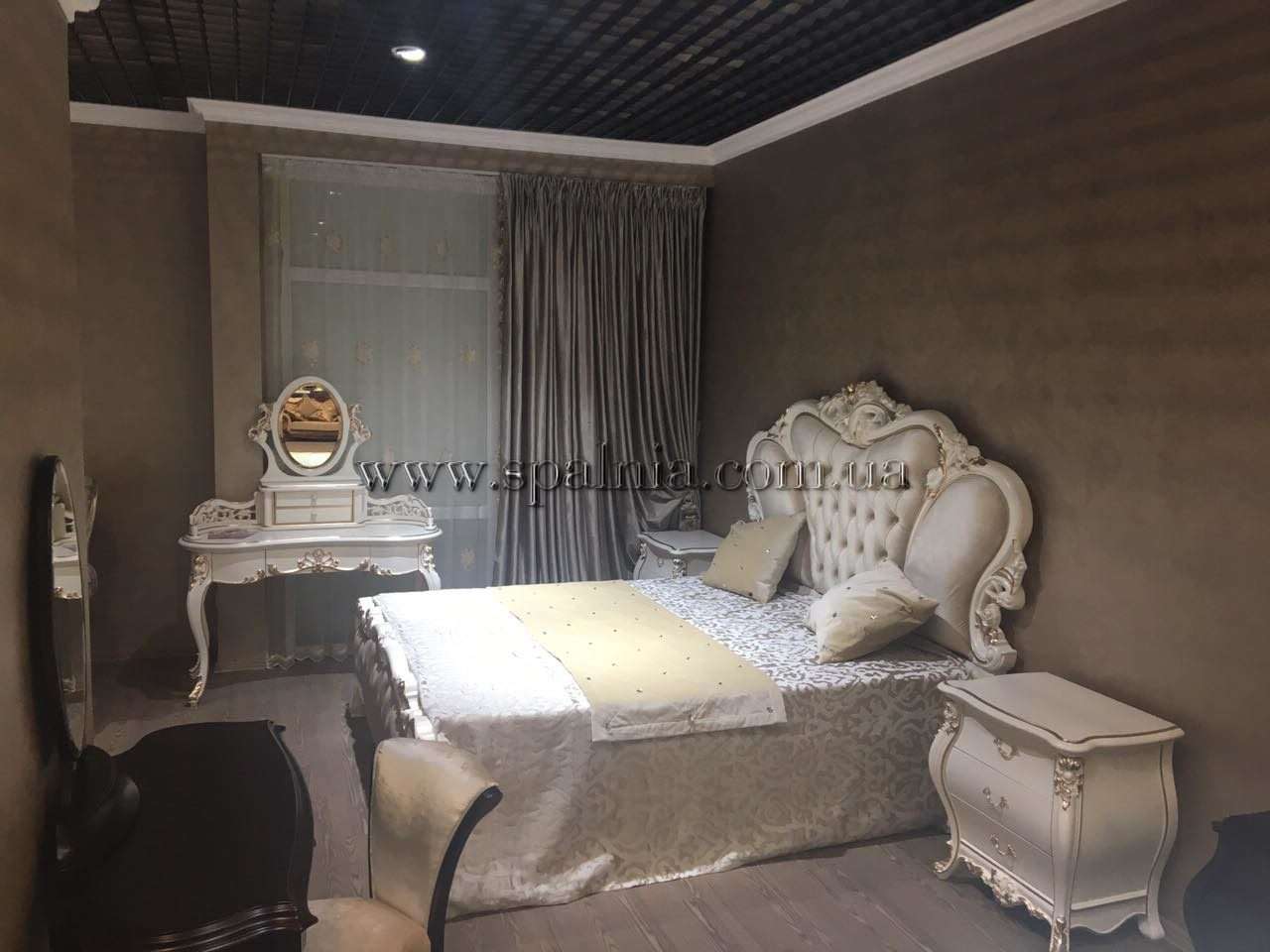 Гарнитур для спальни в светлом цвете с позолотой