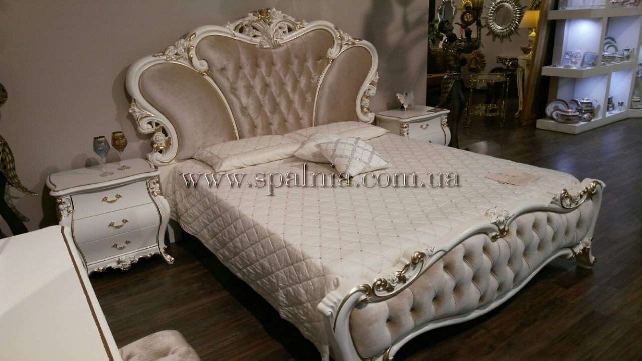 кровать Пале Рояль с фигурными тумбами на выставке в Днепре