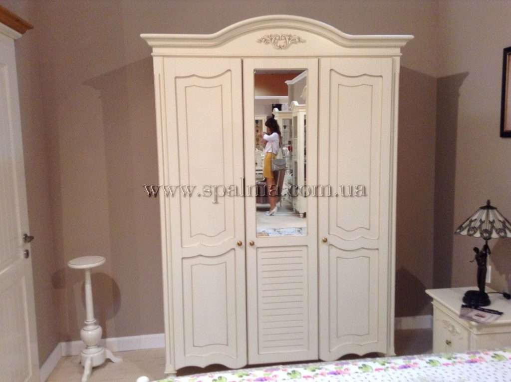 Шкаф белый на три двери в спальню Яна.