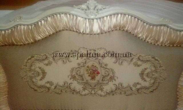 Изголовье белой кровати Соврано.