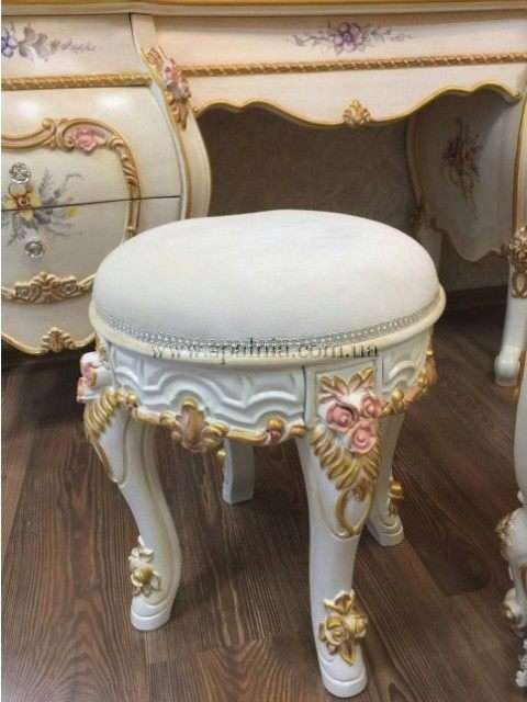 Белый резной пуф с инкрустацией Лайма