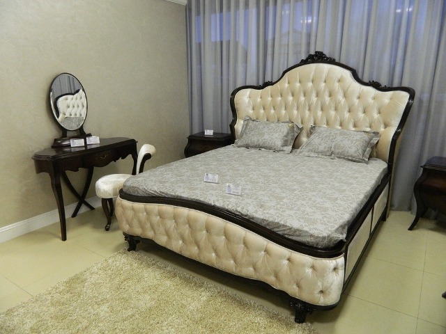 Ореховая мебель для спальни Грация с мягким изголовьем, Энигма