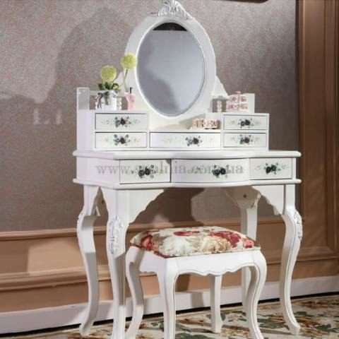 Резные ножки прикроватного стола для спальни в белом цвете