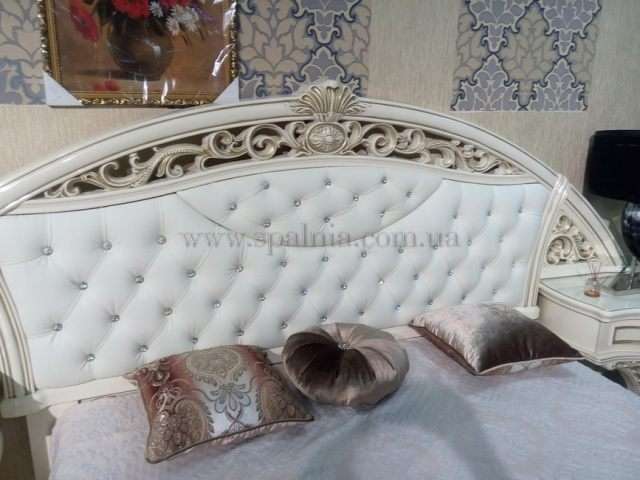 Резное изголовье белой кровати Латифа, Марсель