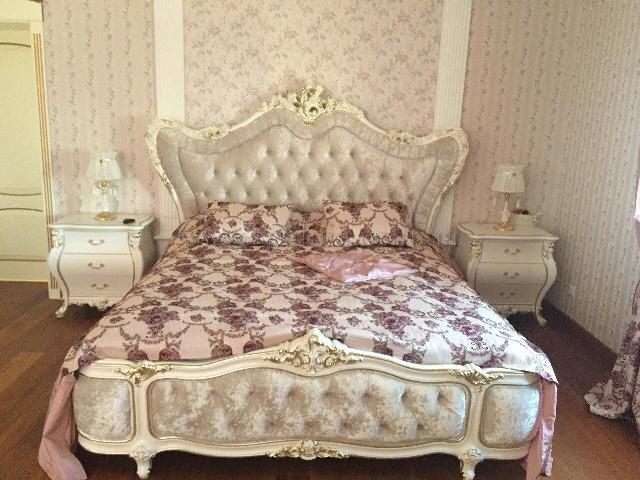 Дорогая классическая кровать Шампань в розовом интерьере Прованс