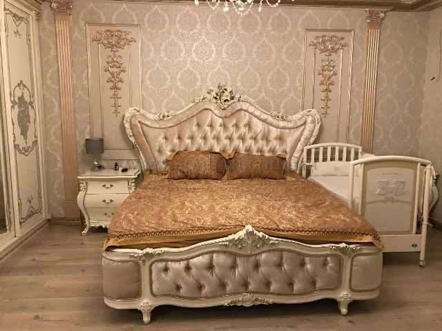 Двухспальная деревянная кровать Шампань, Энигма в интерьере роккоко