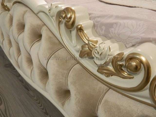 Мягкое изножье в стиле капитоне кровати Пале Рояль с золотой патиной