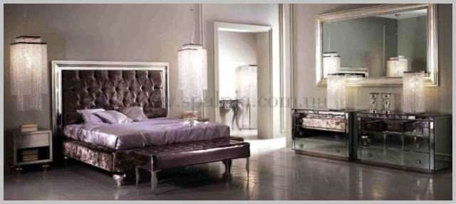 Фото: Кровать с высоким изголовьем обитым тканью бордового цвета