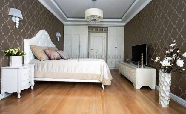 Фото: малой спальной комнаты, в которой гармонично встроена белая кровать, тумбы, ТВ тумба и пристенный шкаф фото интерьера маленькой спальни с белой мебелью