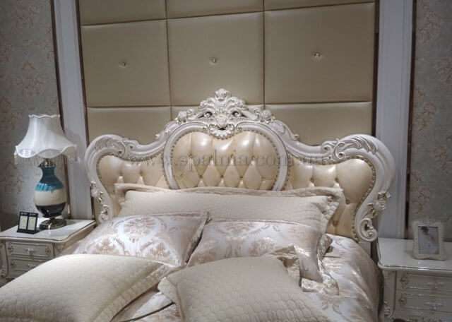 Белая кровать в классическом стиле хорошо смотрится на фоне стеновых панелей в светлой спальной комнате Фото белого классического изголовья кровати в коже
