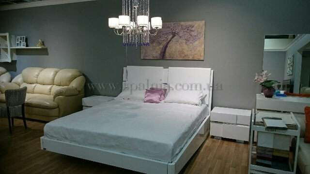 Белая кровать с деревянным каркасом и вставками из МДФ. Модель Луизиана Фото белой спальни из дерева с о вставками из МДФ