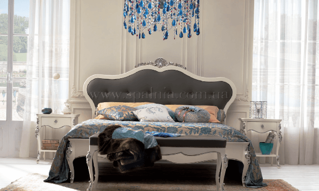 Интерьер спальни в классическом стиле, фото светлой кровати