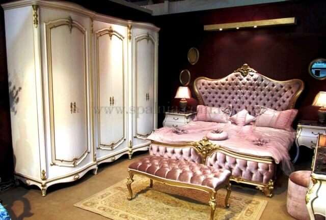 Кровать в золотом цвете с розовой обивкой спинки изголовья и изножья Вычурная классическая мебель в спальню с мягким изголовьем и изножьем
