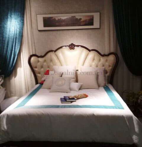 Классическая кровать в спальню из натурального дерева - гевеи