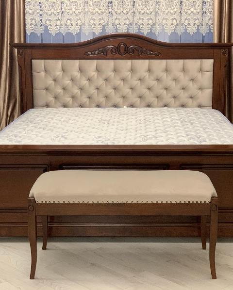 банкетка - скамейка возле кровати