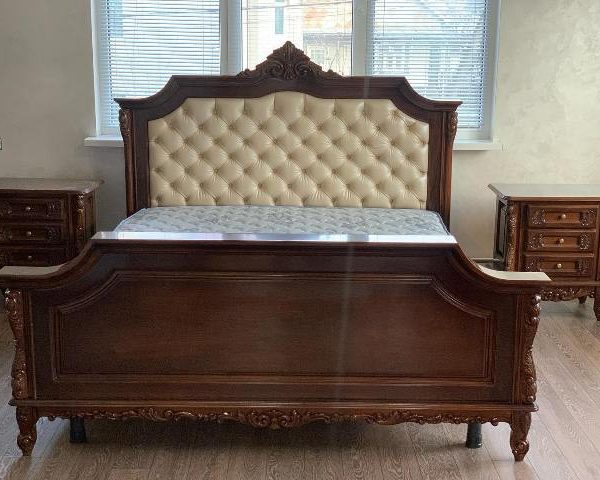 Классическая кровать с мягким изголовьем Регал