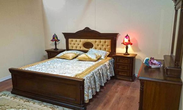 Ореховая деревянная кровать София, Румыния