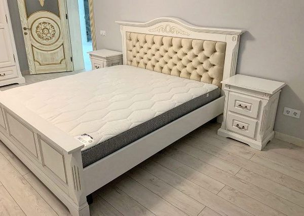 Белая румынская кровать Мария с мягким изголовьем