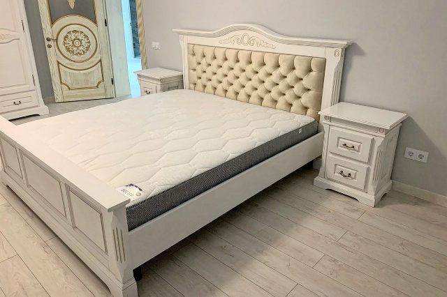 Белая румынская кровать Мария с мягким изголовьем Белая румынская кровать Мария с мягким изголовьем