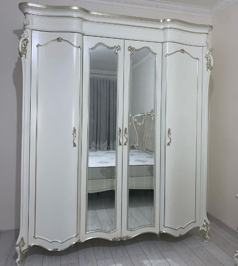 Белый классический шкаф Людовик с золотом
