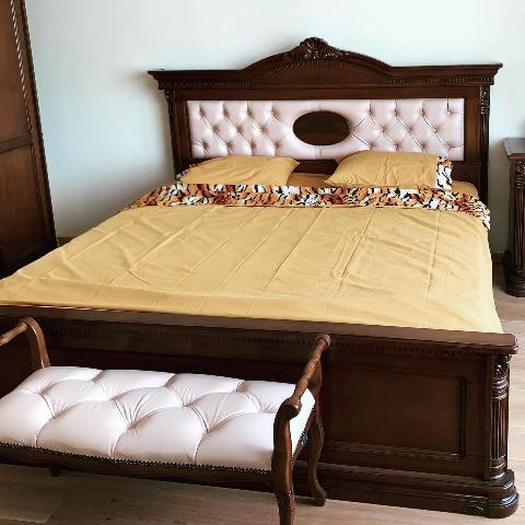 Ореховая деревянная кровать София, Румыния