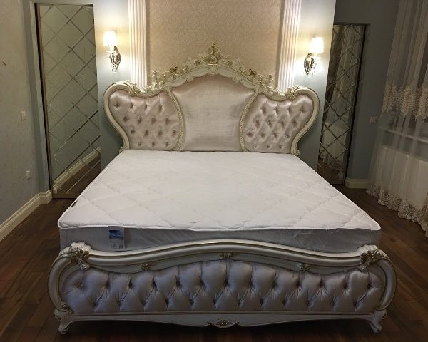 Классическая деревянная кровать Людовик