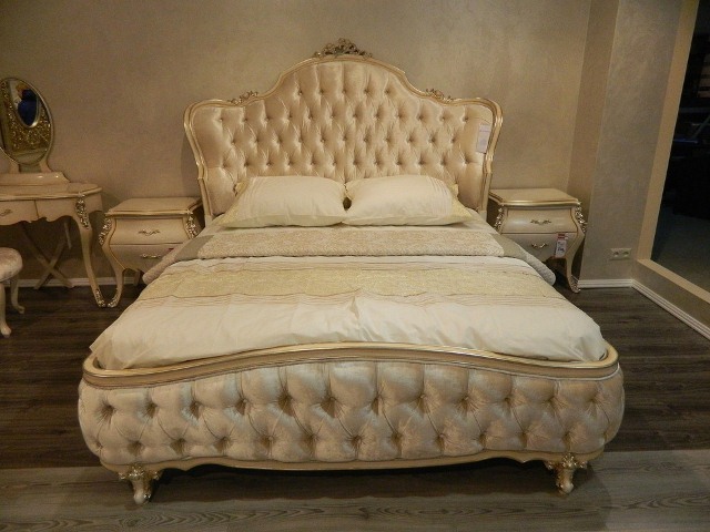 Светлая спальня в стиле классика Грация