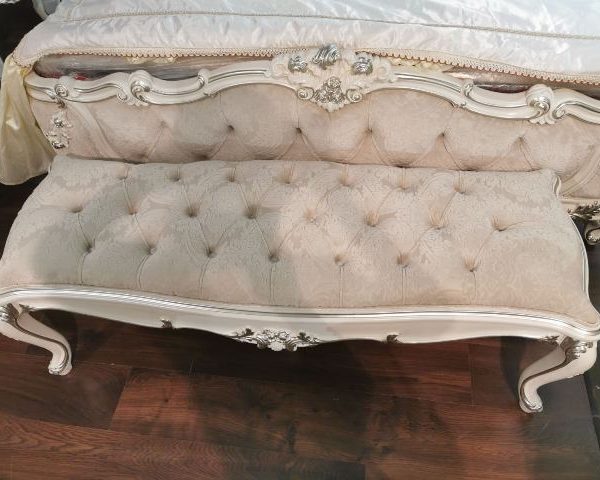 Белая банкетка с серебром Шедевр