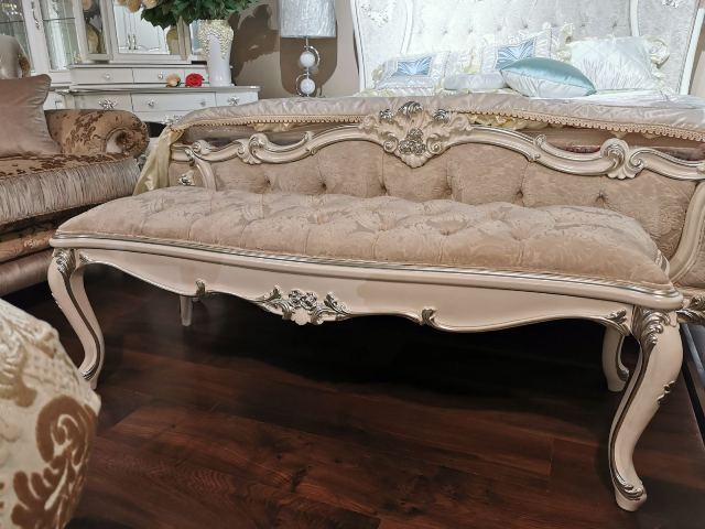 Белая банкетка с серебром Шедевр