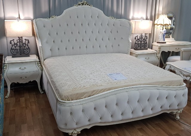 Светлая спальня в стиле классика Грация