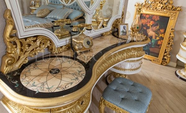 Голубая кровать с золотом в спальню София