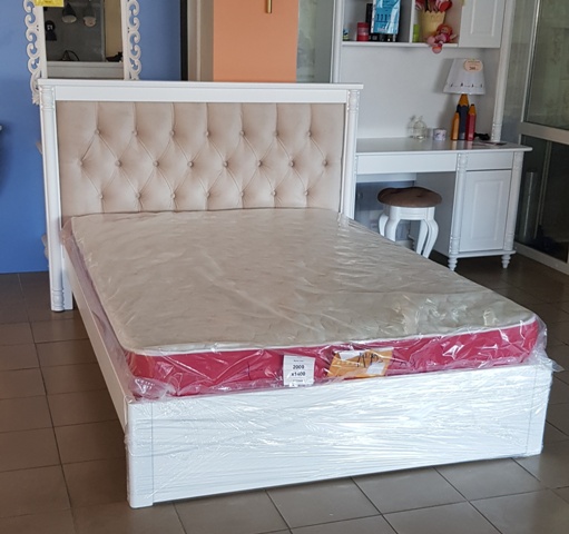 Белая кровать с прямым изголовьем Романтика