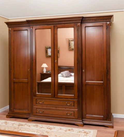 Филипп деревянный румынский шкаф