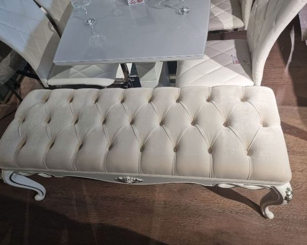 Белая банкетка в классическом стиле Шарм