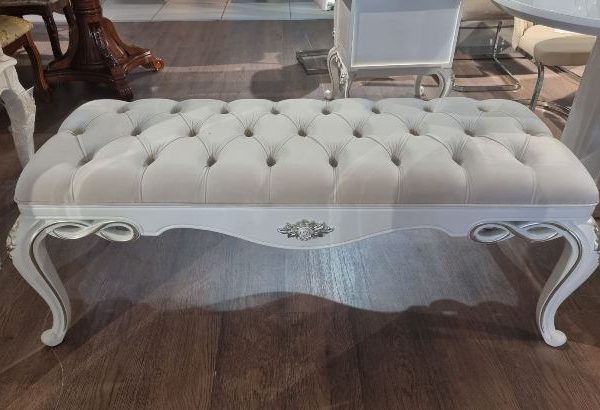 Белая банкетка в классическом стиле Шарм