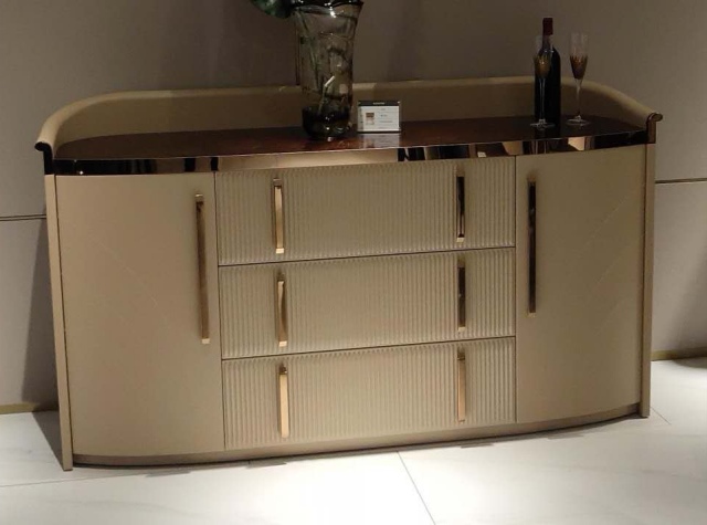 Бежевый широкий комод 1245