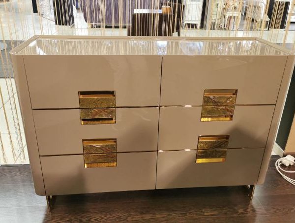 Бежевый комод с золотом