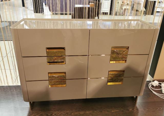 Бежевый комод с золотом