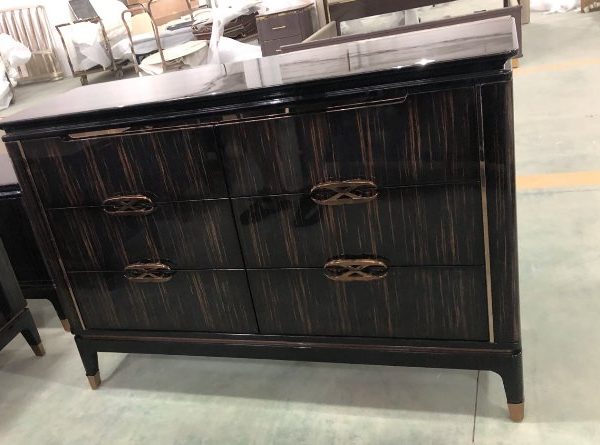 Черный широкий комод для белья