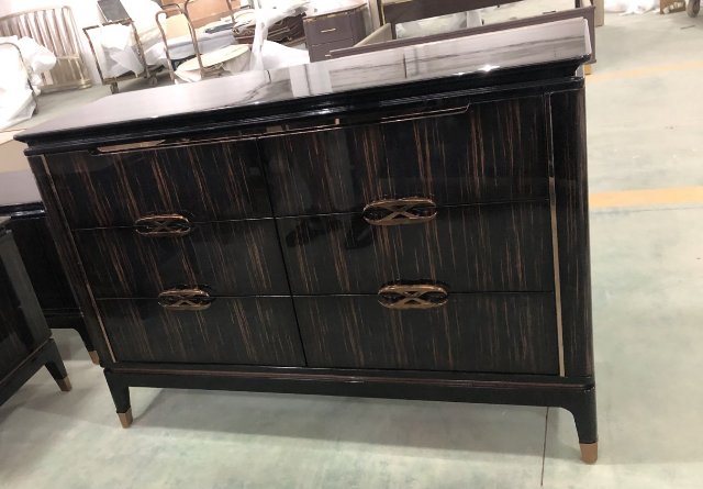 Черный широкий комод для белья