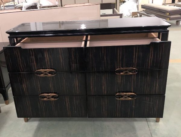 Черный широкий комод для белья