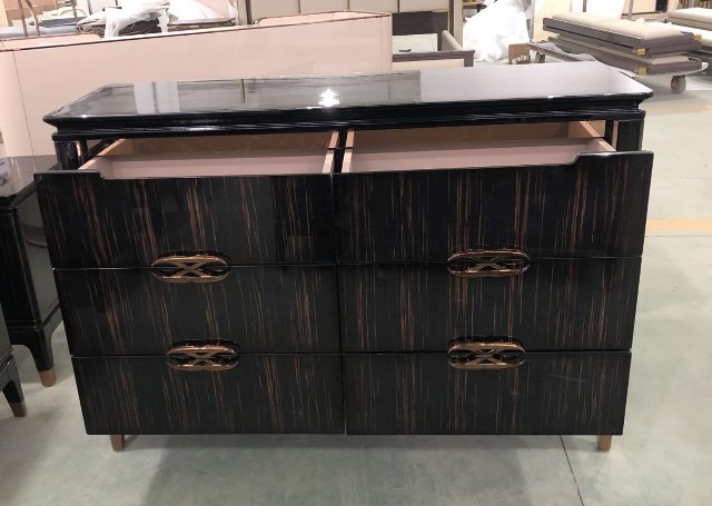 Черный широкий комод для белья