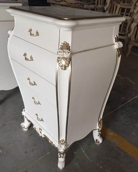 Белый комод Шампань, Энигма